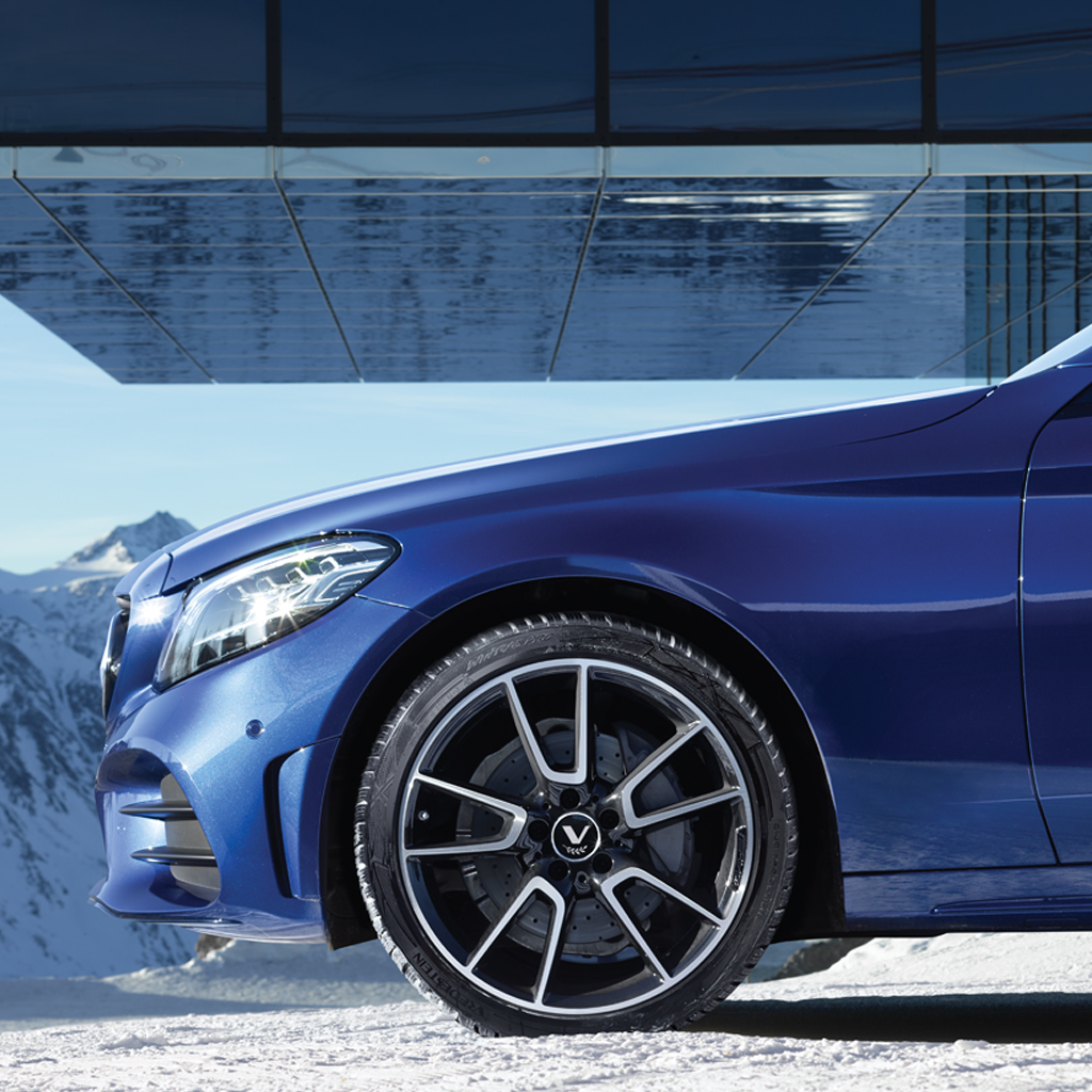 Kort bromssträcka på våta vägar